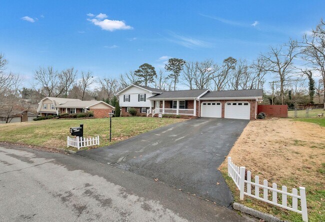 Building Photo - Available for rent: 4-Bedroom, 2- Bath Single-Family Home in Harrison, TN!