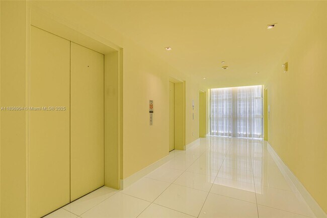 Foto del edificio - 475 Brickell Ave
