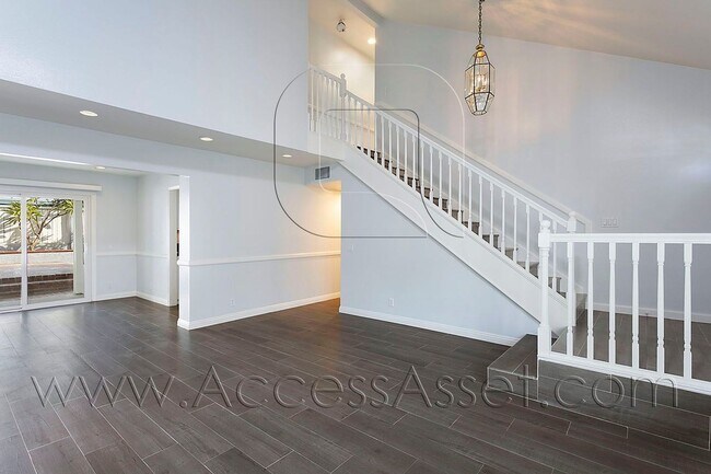 Foto del edificio - Spacious 4 Bedroom Home with Private Yard & Covered Patio in Anaheim Hills