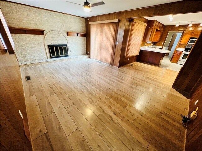 Building Photo - 1307 W Birch Dr