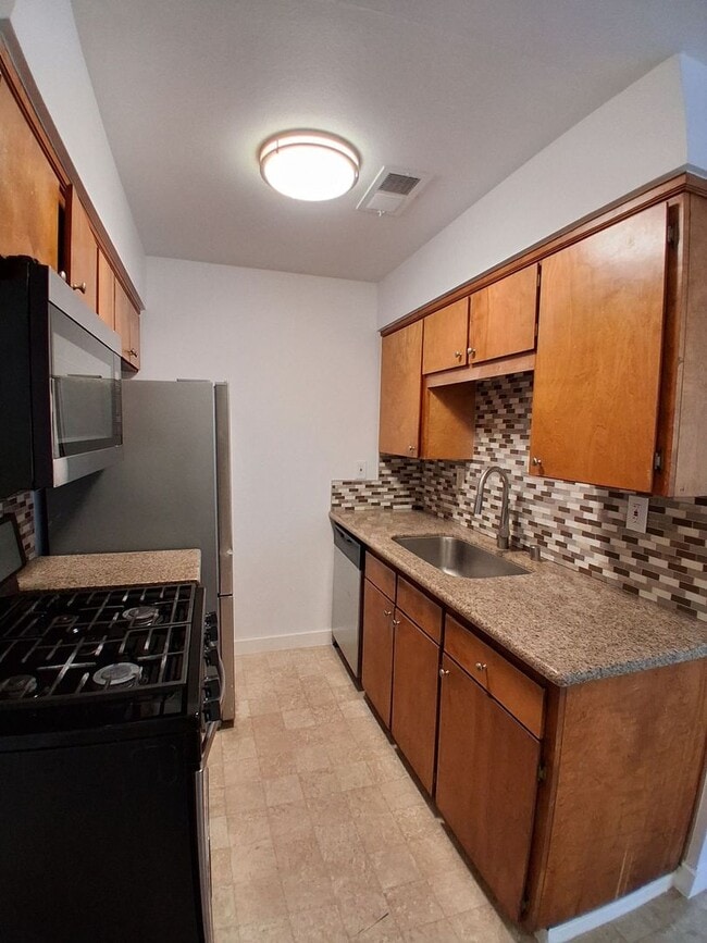 Building Photo - 1190 S Winery Ave