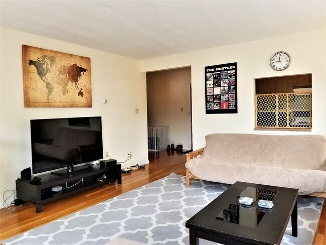 Foto del edificio - No Brokers Fee, Top Floor Unit, Elevator, Laundry on a Site, Central Heat/AC