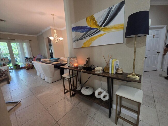 Foto del edificio - 1010 Daisy Ln
