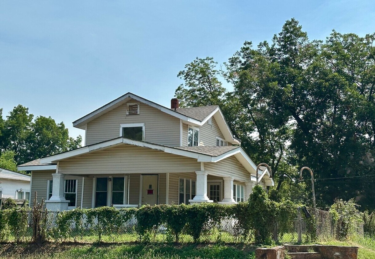 Foto principal - 801 N Broadway St