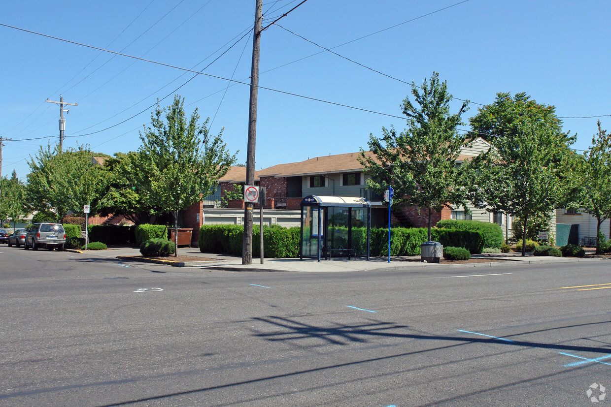 Building Photo - Northport Villa