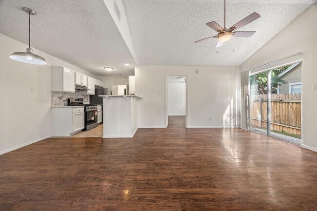 Foto del edificio - 8204 West Gate Blvd