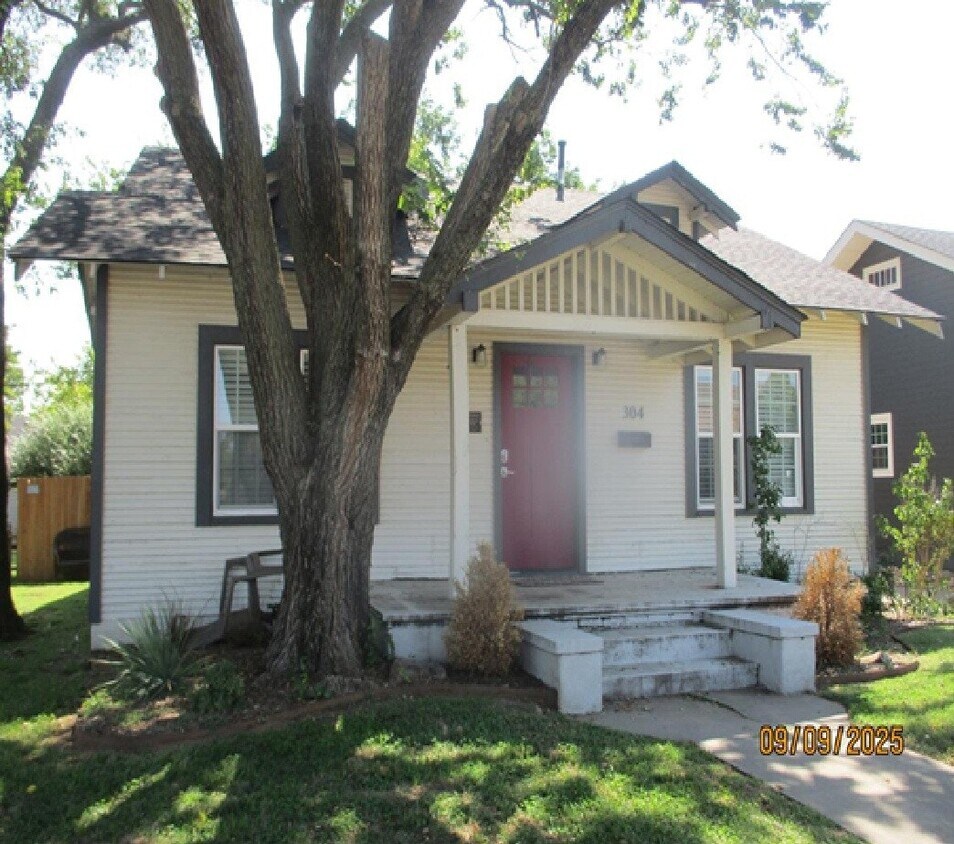 Foto principal - 304 E 2nd St