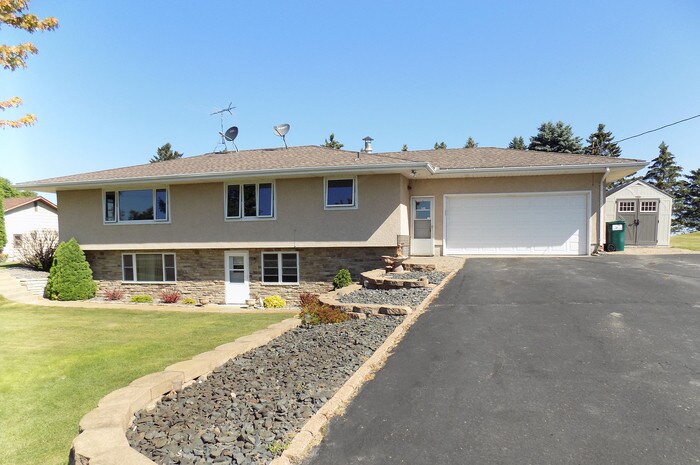 Primary Photo - Country Home on 1 Acre!