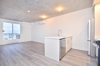 Building Photo - 1-1404 Av. de la Gare