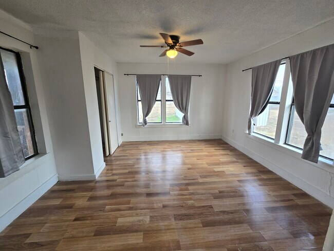 Foto del edificio - 1210 N Crain St