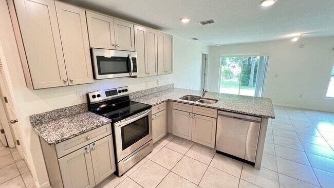 Building Photo - Fantastic 3 Bedroom, 2 Bathroom Home in De...