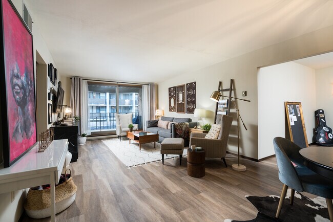 Large Living Rm w/ Balcony - 1906 E Shorewood Blvd