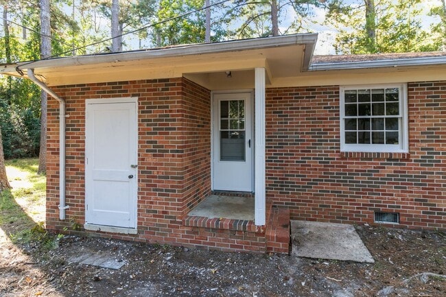 Building Photo - Newly Renovated 3 Bed 1 Bath Brick Ranch!