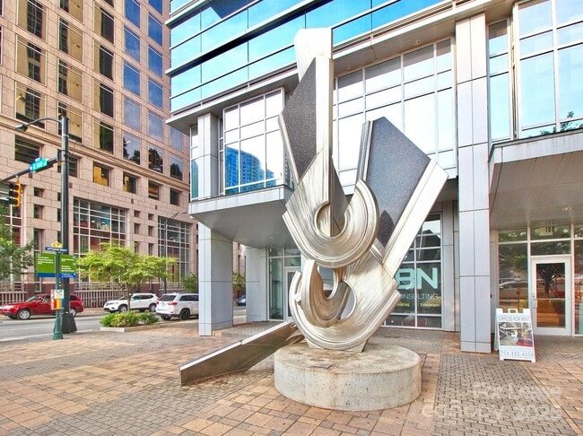 Foto del edificio - 333 W Trade St