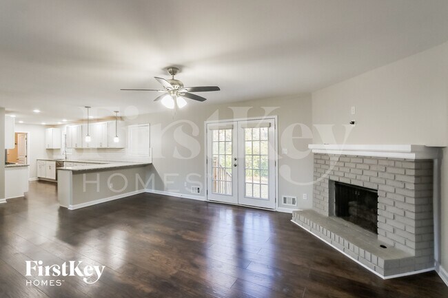 Building Photo - 61 Vanya Ln SE