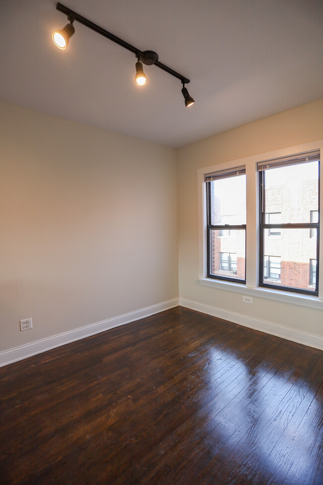 Building Photo - 1702 W Albion Ave