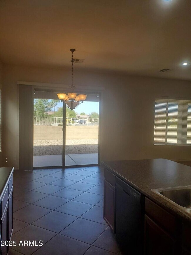 Foto del edificio - 18188 W Paradise Ln