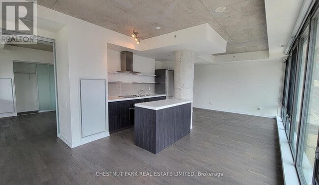 Photo du bâtiment - 560-560 King St W