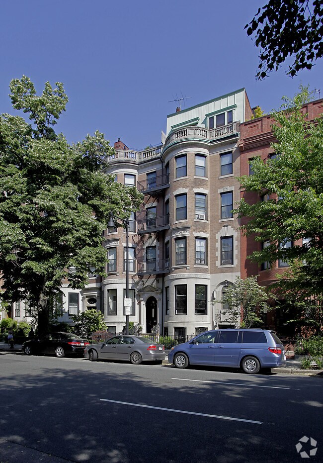 Primary Photo - 484 Beacon St