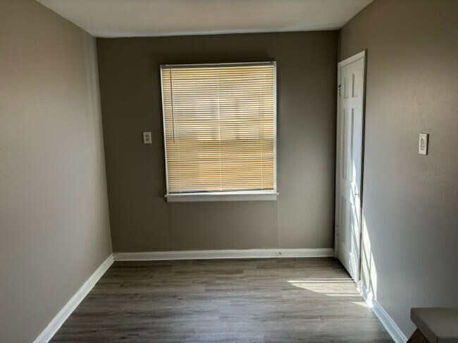 Building Photo - 2 Bedroom