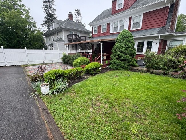 Building Photo - 5 bedrooms, 2.5 bathrooms