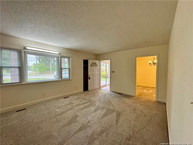 Foto del edificio - 400 Harrill Cir
