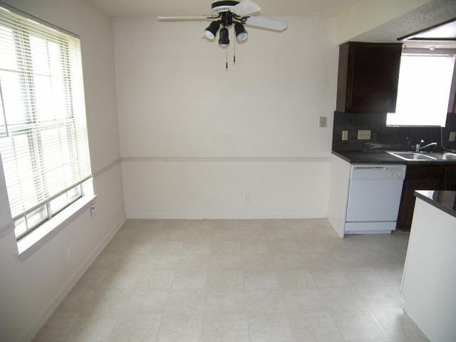 Foto del edificio - 10108 Woodland Village Dr