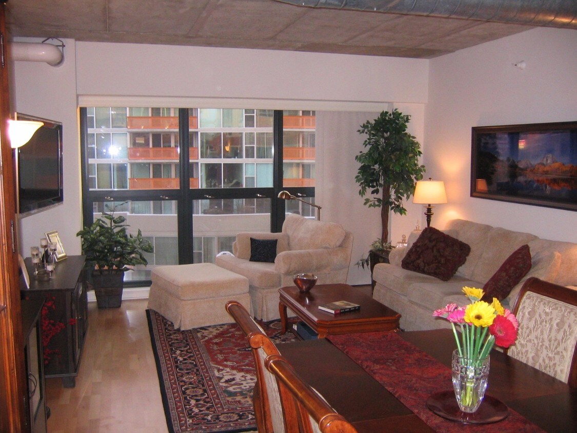 Primary Photo - 807 Davis St