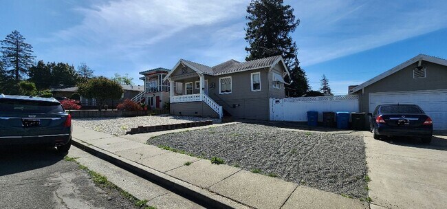 Foto del edificio - Large Sunny 4 Bedroom 3 Bath Country Style...