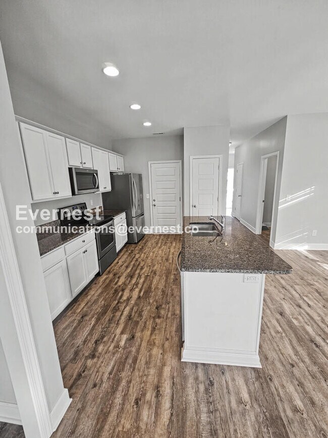 Foto del edificio - 3 Bed, 2.5 Bath Home with Attached Garage / Coming Soon!