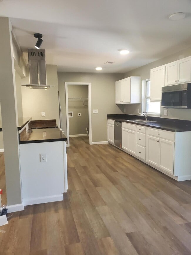 Building Photo - 3353 Tanglewood Dr