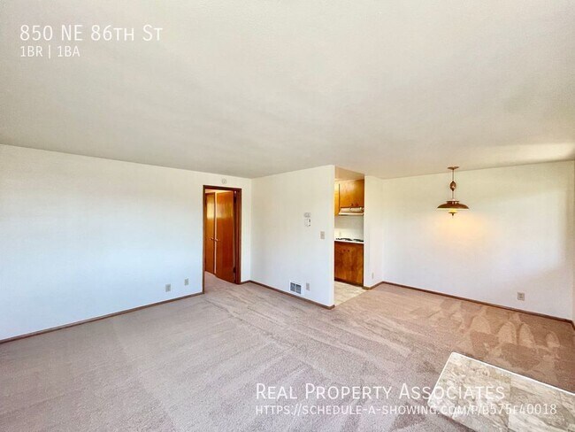 Building Photo - Sunlit Corner Unit in Maple Leaf/Roosevelt...