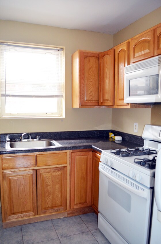 kitchen - 1659 Bayview Ave