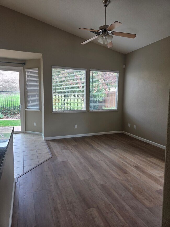 Foto del edificio - Desirable Empire Ranch 3 Bdrm, 2 Bath