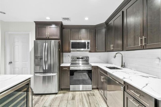 Building Photo - Plainview