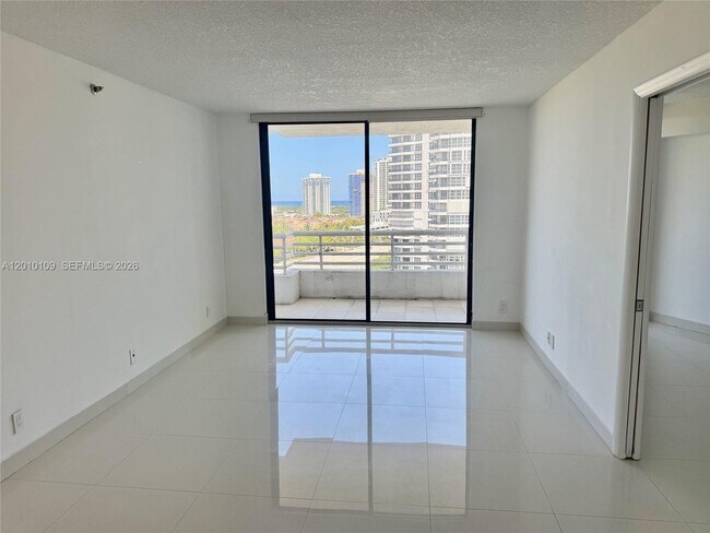 Foto del edificio - 3300 NE 192 St