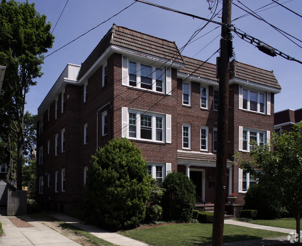 Building Photo - 126-128 Elton St
