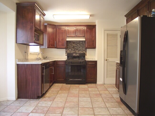 Foto del edificio - Northeast El Paso 3 Bed Refrig A/C w/Mount...