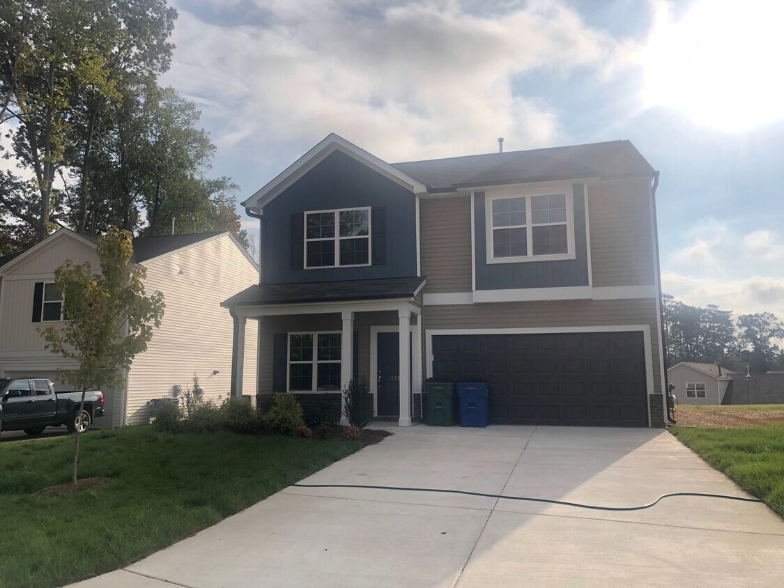Primary Photo - Four bedroom, 2.5 bath house in Elon, near...