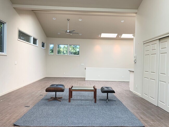 Foto del edificio - Home-Sweet-Home Vibe in Harper Ave!
