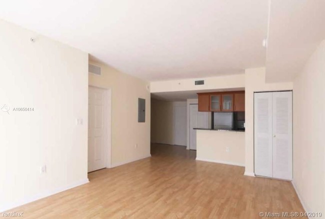 Building Photo - 3 br, 2 bath  - One Plaza Building