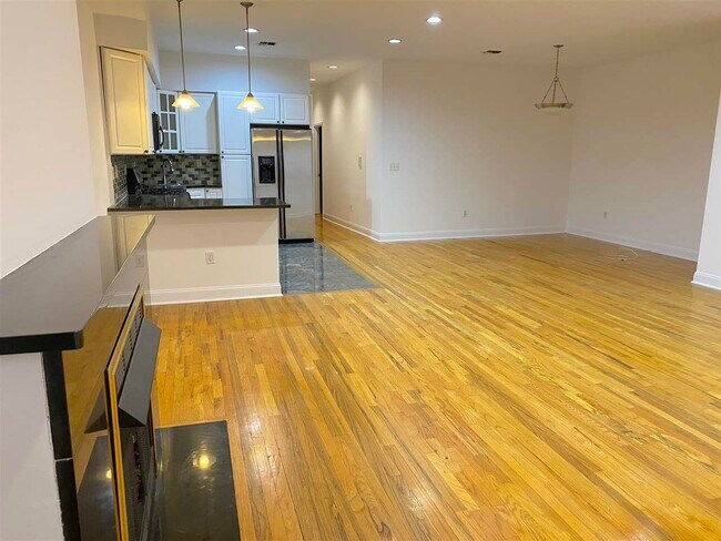 Building Photo - 303 7th St