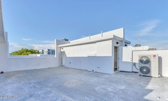 Building Photo - 832 S Farmer Ave