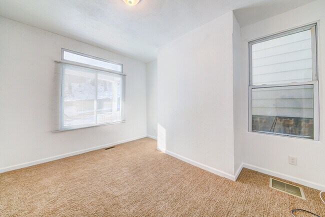 Building Photo - AVAILABLE APRIL 2026 - 3 Bedroom Home in Mt. Washington!