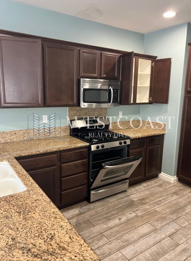 Building Photo - COMING SOON!! Stunning 3 Bedroom/2.5 Bath ...