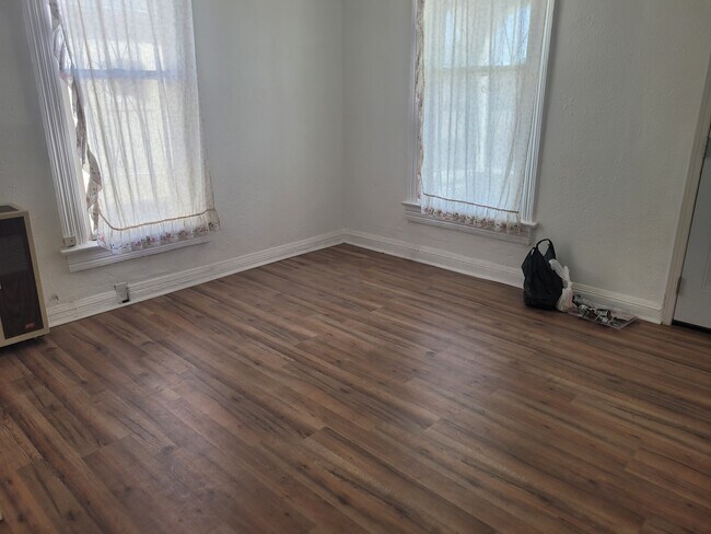 Living room - 905 Wyoming Ave