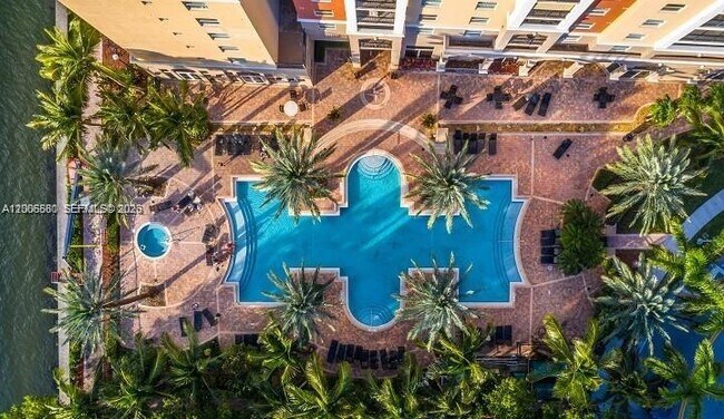 Foto del edificio - 17150 N Bay Rd