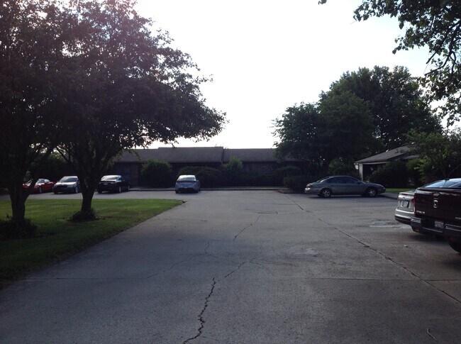 Estacionamiento privado fuera de la calle - 532 Executive Blvd