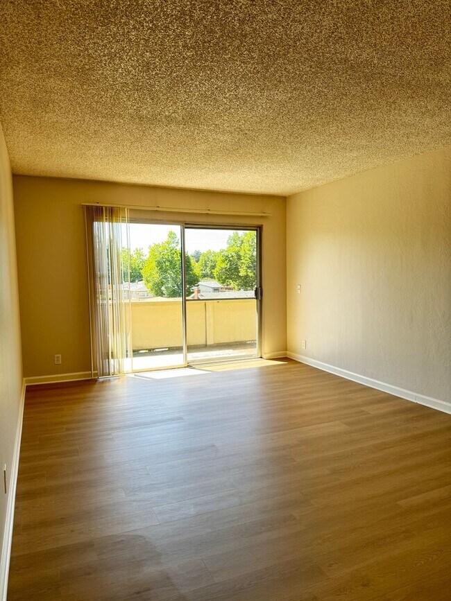 Foto del edificio - Welcome to this updated 3 bedroom condo with laminate vinyl plank flooring