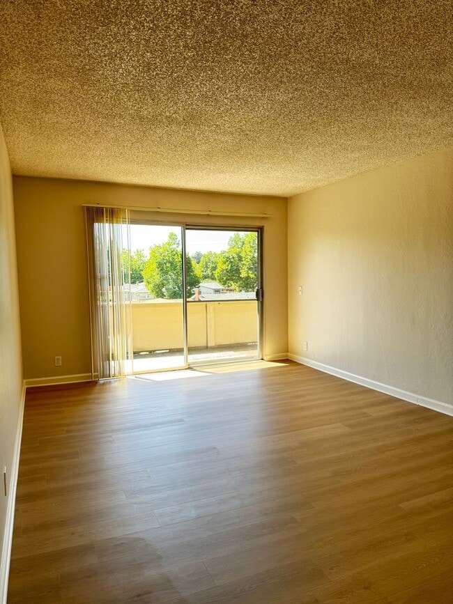 Building Photo - Welcome to this updated 3 bedroom condo with laminate vinyl plank flooring